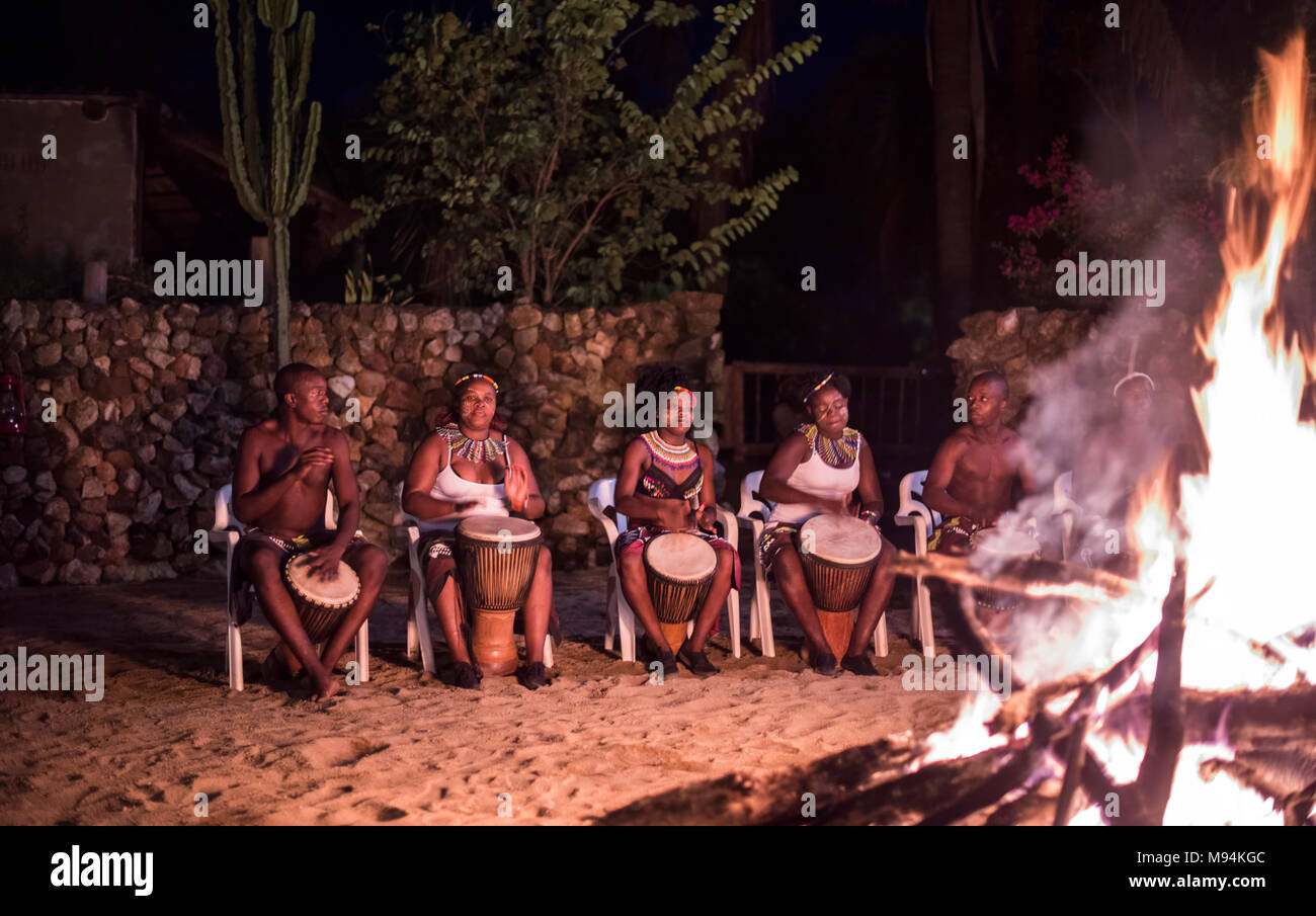 Afrikanische Frau mit dem Bongo Drums, führen Sie eine Show für Touristen jede Woche in Lodges in Südafrika Stockfoto