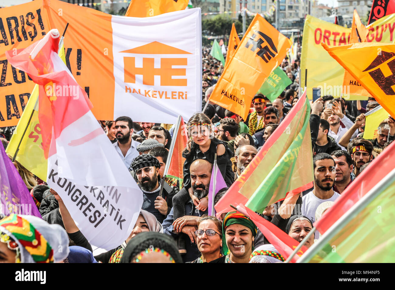 Istanbul, Türkei. 22. März, 2018. Tausende strömten zu den bakirköy Marktplatz für Feiern in newroz direnistir statt, auf dem Gebiet des Friedens, der Demokratie, der Gleichheit, Freiheit, Frieden Nachfragen ausgegeben wurden. © Murat Bay/Erwachen/Alamy leben Nachrichten Stockfoto