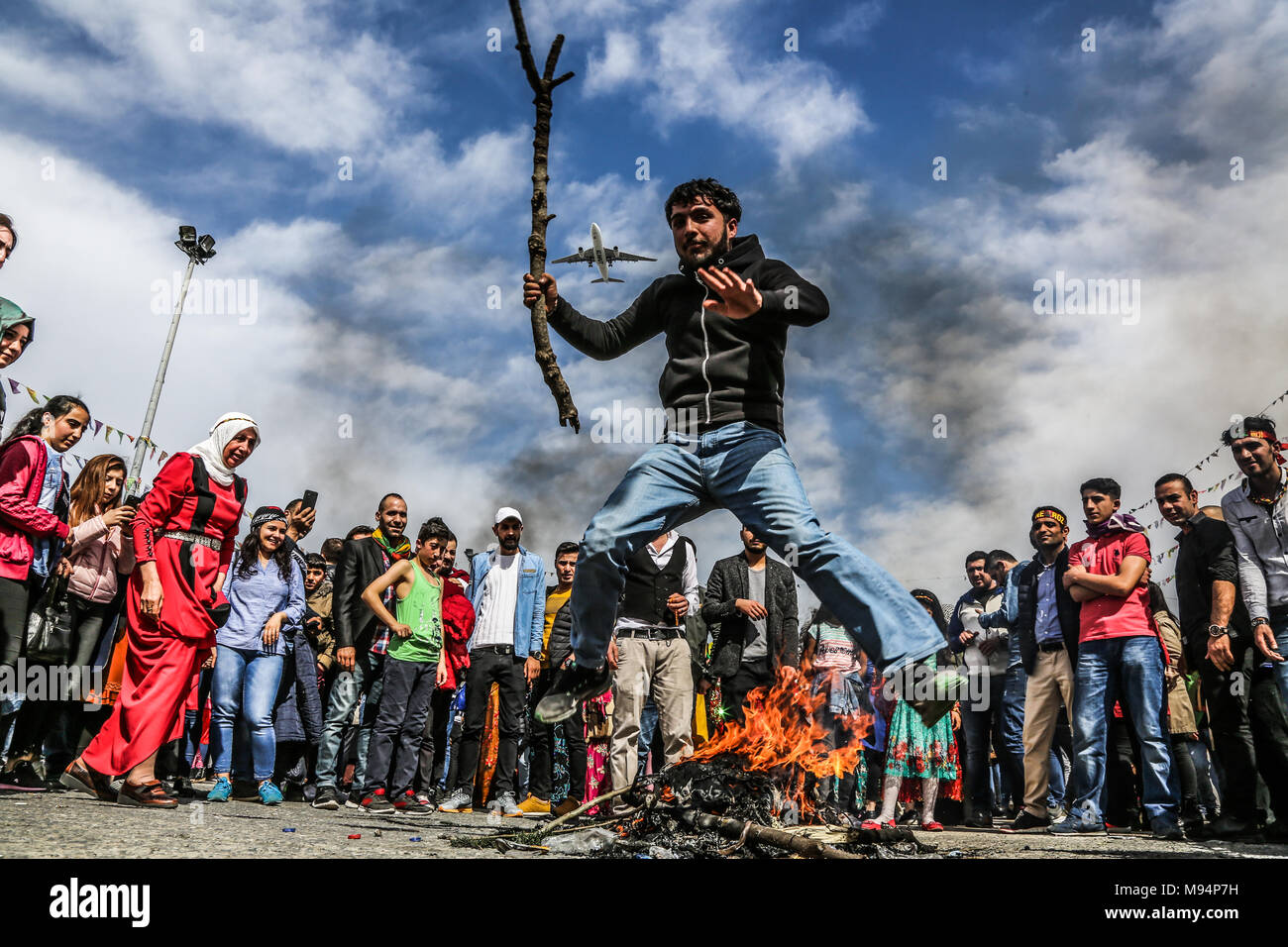 Istanbul, Türkei. 22. März, 2018. Tausende strömten zu den bakirköy Marktplatz für Feiern in newroz direnistir statt, auf dem Gebiet des Friedens, der Demokratie, der Gleichheit, Freiheit, Frieden Nachfragen ausgegeben wurden. © Murat Bay/Erwachen/Alamy leben Nachrichten Stockfoto