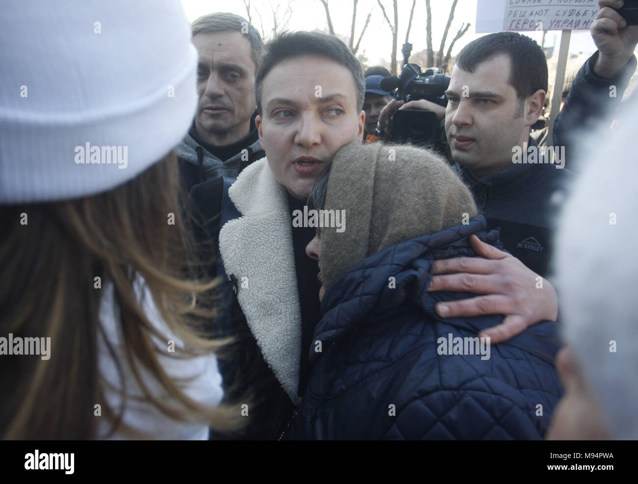 Kiew, Ukraine. 22 Mär, 2018. Ukrainische Gesetzgeber NADIYA SAVCHENKO (C) und ihre Mutter Mariya (R) reagieren nach einer Parlamentssitzung in Kiew, Ukraine, am 22. März 2018. Ukrainische Parlament gab ihre Zustimmung zur Aufhebung der parlamentarischen Immunität, Festnahme und Verhaftung von nadiya Savchenko. Savchenko wurde am 15. März von der nationalen Sicherheit und Verteidigung des Europäischen Parlaments Ausschuss verwiesen. Am gleichen Tag, Ukrainische Generalstaatsanwalt Juri Lutsenko Änderungsanträge im Parlament eine Motion für die strafrechtliche Verfolgung, Verhaftung und Inhaftierung von MP Savchenko. Meyer sagte, dass die Ermittler hatten "unwiderlegbare evide Stockfoto