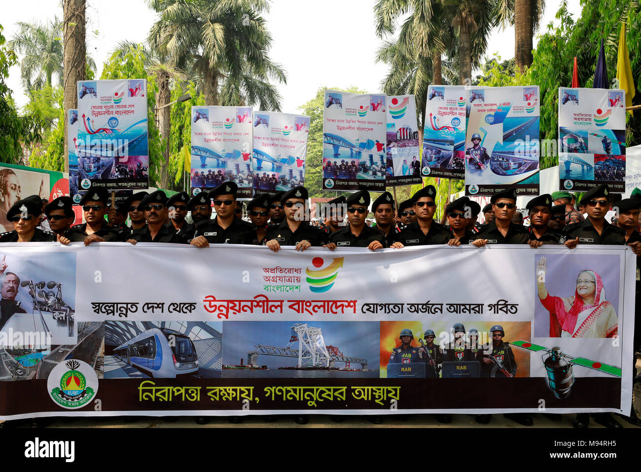 Dhaka, Bangladesch. 22 Mär, 2018. Die Mitarbeiter der 57 Ministerien und Abteilungen tragen bunte Kleider und die Banner und Girlanden begann für die prozessionen zum Feiern die Förderfähigkeit des Landes Absolvent in ein Entwicklungsland zu einem der am wenigsten entwickelten zu sammeln. Credit: SK Hasan Ali/Alamy leben Nachrichten Stockfoto