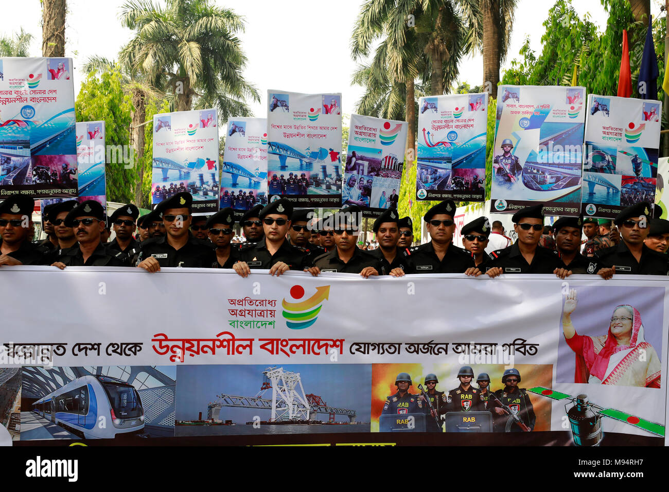 Dhaka, Bangladesch. 22 Mär, 2018. Die Mitarbeiter der 57 Ministerien und Abteilungen tragen bunte Kleider und die Banner und Girlanden begann für die prozessionen zum Feiern die Förderfähigkeit des Landes Absolvent in ein Entwicklungsland zu einem der am wenigsten entwickelten zu sammeln. Credit: SK Hasan Ali/Alamy leben Nachrichten Stockfoto