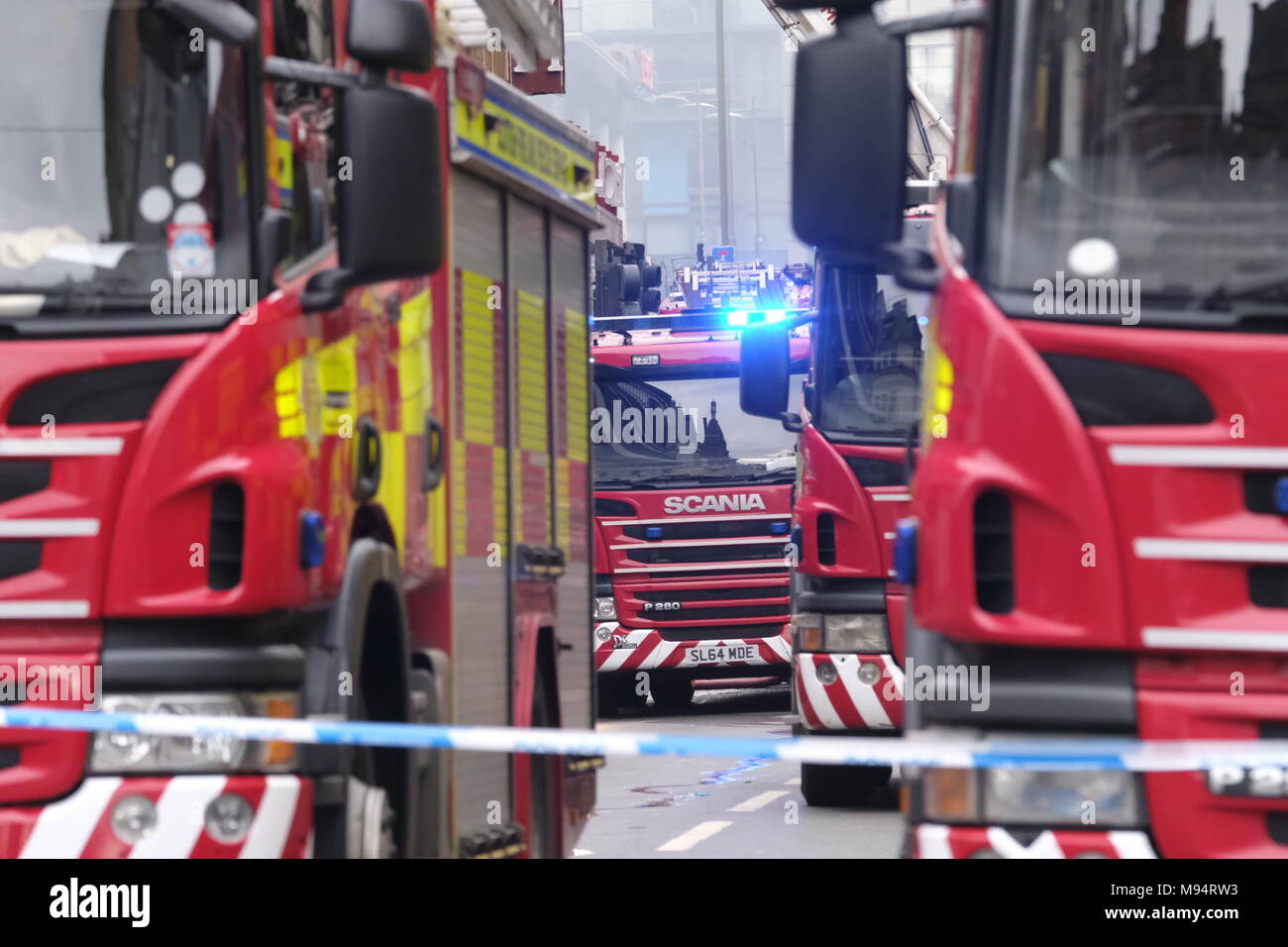 Glasgow, UK. 22. März 2018. Großbrand wird auf der Sauchiehall Street Glasgow gekämpft. Feuerwehr versuchen, Pavilion Theatre aus dem Feuer zu retten. Feuerlöschfahrzeuge von über Schottland in Anwesenheit. Credit: Iain Masterton/Alamy leben Nachrichten Stockfoto
