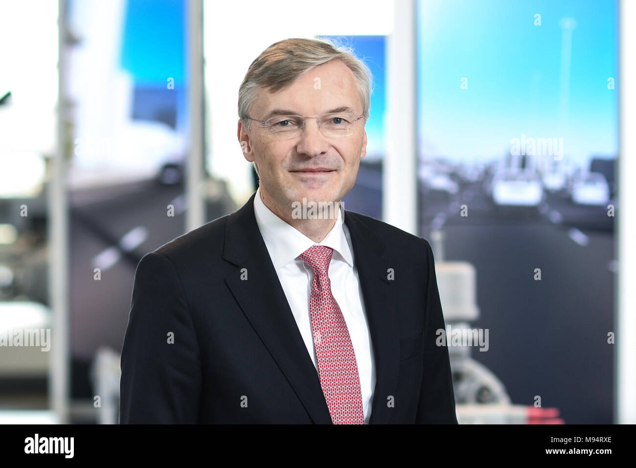 22 März 2018, Deutschland, Friedrichshafen: Wolf-Henning Scheider steht im Foyer der ZF Friedrichshafen AG. Er hat der CEO von ZF Friedrichshafen seit dem 01. Februar 2018 gewesen. Foto: Felix Kästle/dpa Stockfoto