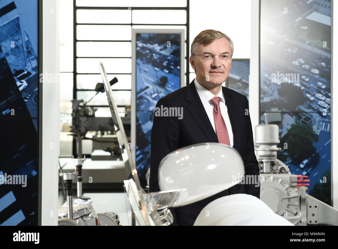 22 März 2018, Deutschland, Friedrichshafen: Wolf-Henning Scheider steht im Foyer der ZF Friedrichshafen AG. Er hat der CEO von ZF Friedrichshafen seit dem 01. Februar 2018 gewesen. Foto: Felix Kästle/dpa Stockfoto