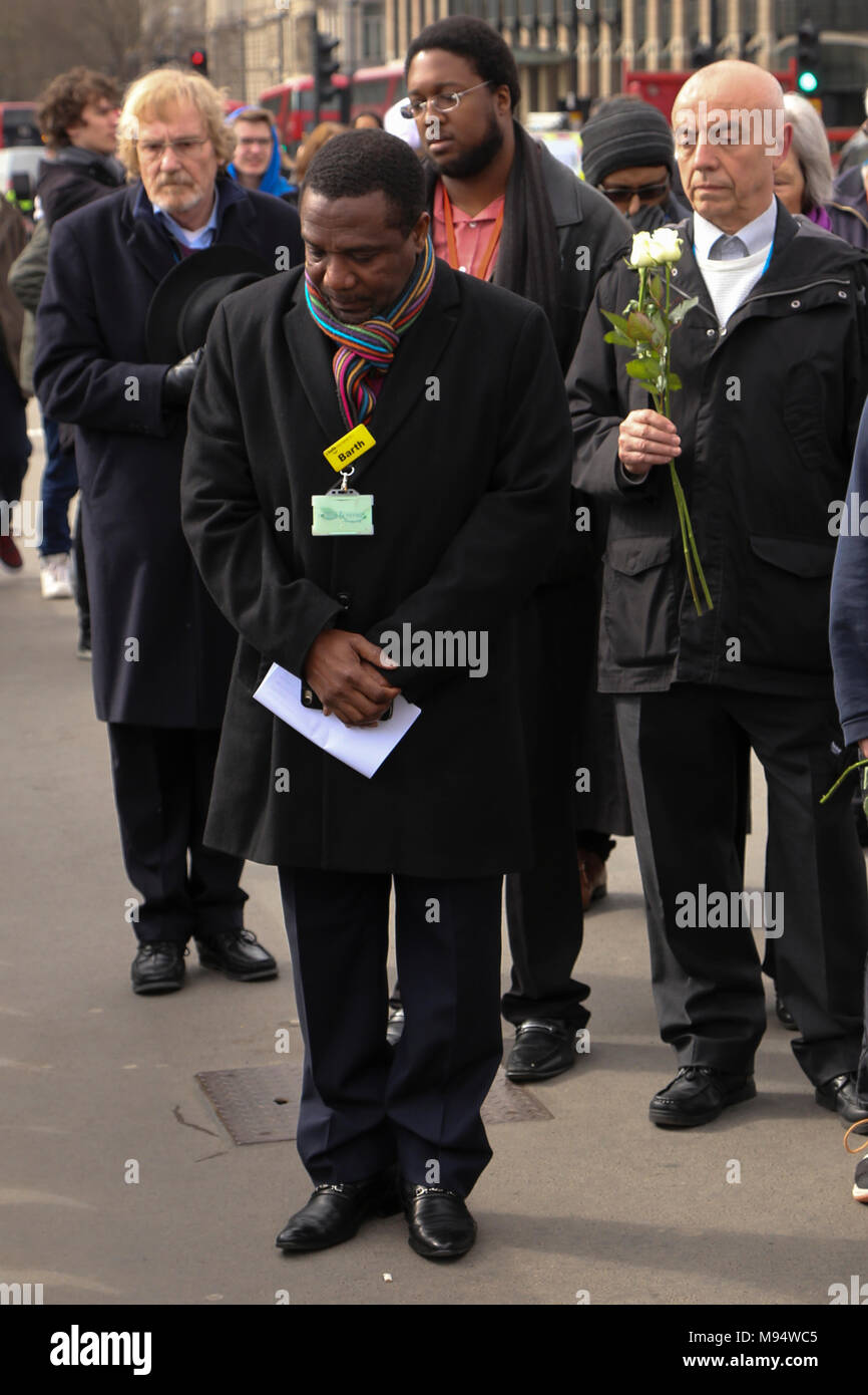 Die Westminster Bridge, London, Vereinigtes Königreich. 22. März 2018. London United: ein Jahr nach den Terroranschlägen in Westminster - Trauerfeier zum Gedenken an den ersten Jahrestag der Westminster Terroranschläge und der Tod von Keith Palmer und alle anderen in der Terroranschlag am 22. März 2017 getötet. Credit: Aron Robert Williams/Alamy leben Nachrichten Stockfoto