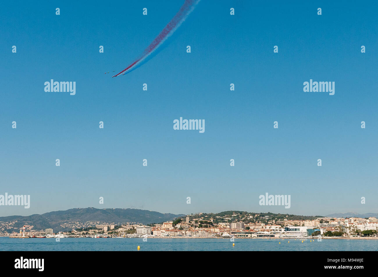 Cannes, Frankreich - 22. März 2018: Fliegen über die Bucht von Cannes, die von der Patrouille von Frankreich und das Red Bull Air Race Flugzeug, als Teil der Vorbereitung des Red Bull Air Race von Cannes "IDES Frederic Alamy leben Nachrichten' Stockfoto
