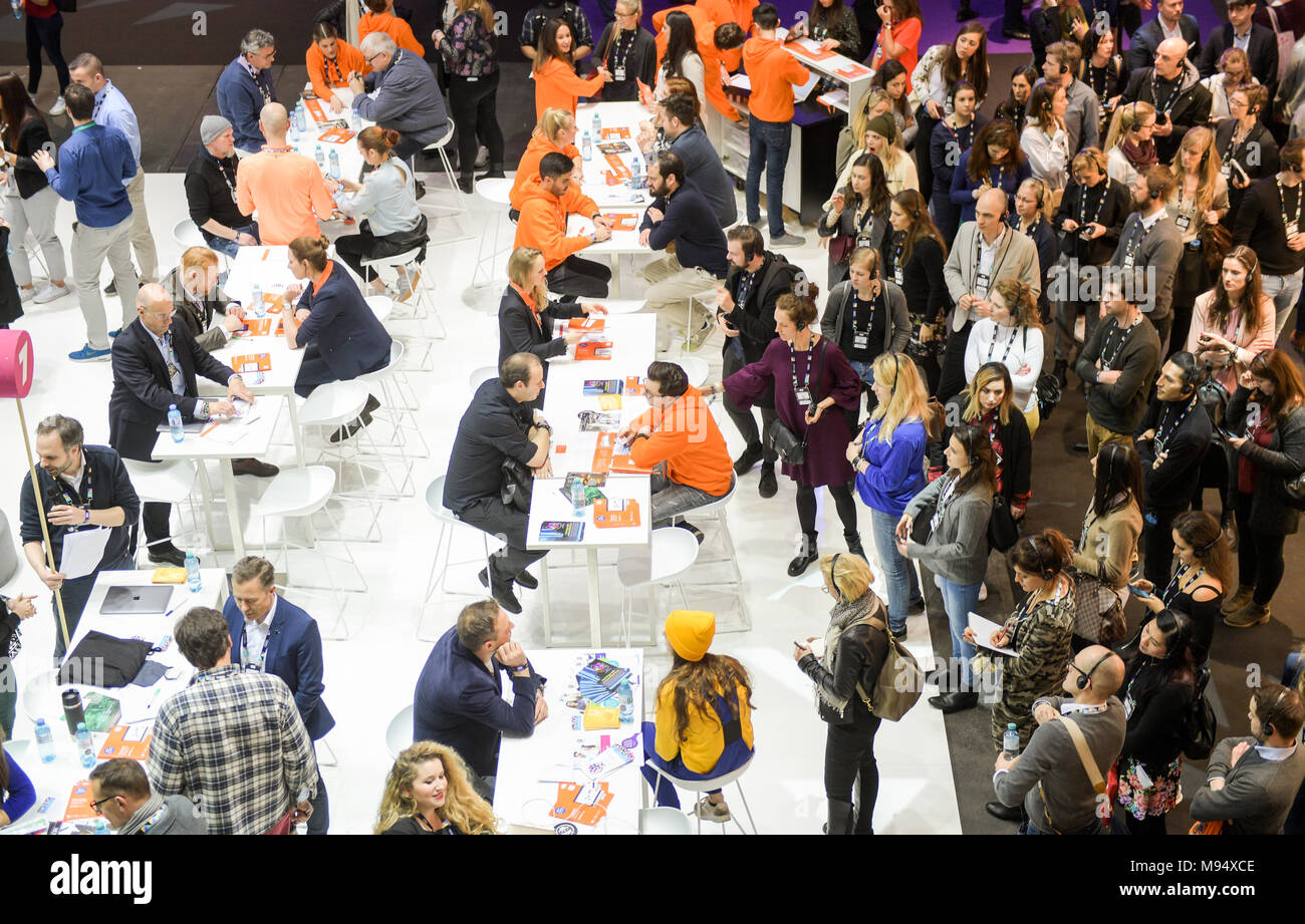 22 März 2018, Deutschland, Hamburg: Besucher gehen durch die Hallen des "Online Marketing Rockstars". 40.000 Besucher werden erwartet, die zweitägige Veranstaltung zu besuchen. Hunderte von Präsentationen und Workshops befassen sich mit Themen wie künstliche Intelligenz, digitale Wirtschaft, e-commerce, Audio-Anwendungen oder den chinesischen Markt. Foto: Axel Heimken/dpa Stockfoto