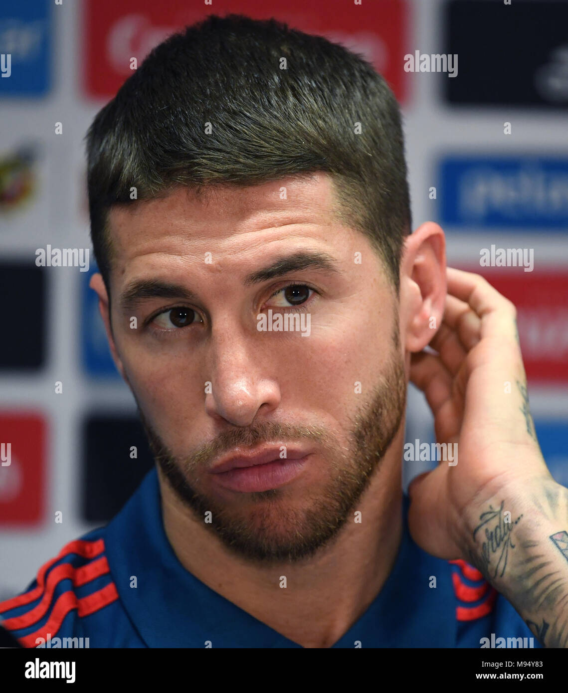 22 Marz 2018 Deutschland Dusseldorf Spanien Gegen Deutschland Fussball Pressekonferenz Spanische Nationalmannschaft Spanische Spieler Sergio Ramos Hort Auf Die Fragen Der Presse Spanien Wird Am Freitag Dem 23 Marz 2018 Gegen Deutschland