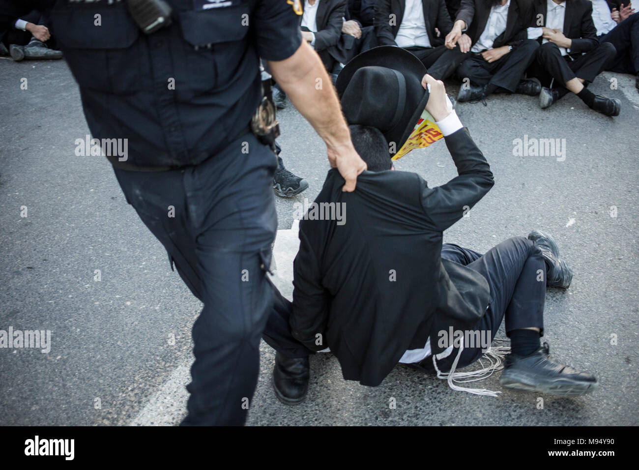 Bnei Brak, Israel. 22 Mär, 2018. Ein israelischer Polizist versucht, ultra-orthodoxe jüdische Demonstranten während einer Demonstration gegen die israelische Armee die Wehrpflicht in Bnei Brak, Israel, 22. März 2018 aufzulösen. Credit: Ilia Yefimovich/dpa/Alamy leben Nachrichten Stockfoto