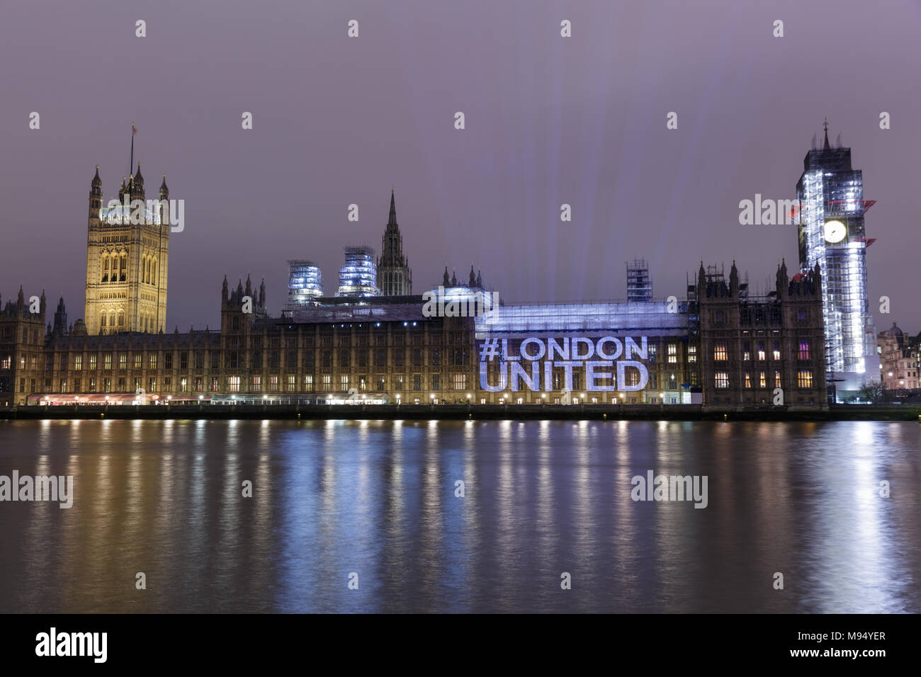 Houses of Parliament, Westminster, London, Großbritannien. 22. Mär 2018. Die # LondonUnited social media Hashtag ist auf der Hourses des Parlaments in London projiziert, der Jahrestag der Westminster Terroranschläge zu markieren. Die Installation ist Teil der Bürgermeister von London# LondonUnited Jubiläum Hommage an die Westminster, London Bridge, Finsbury Park und Parsons Green Angriffe. Credit: Imageplotter Nachrichten und Sport/Alamy leben Nachrichten Stockfoto