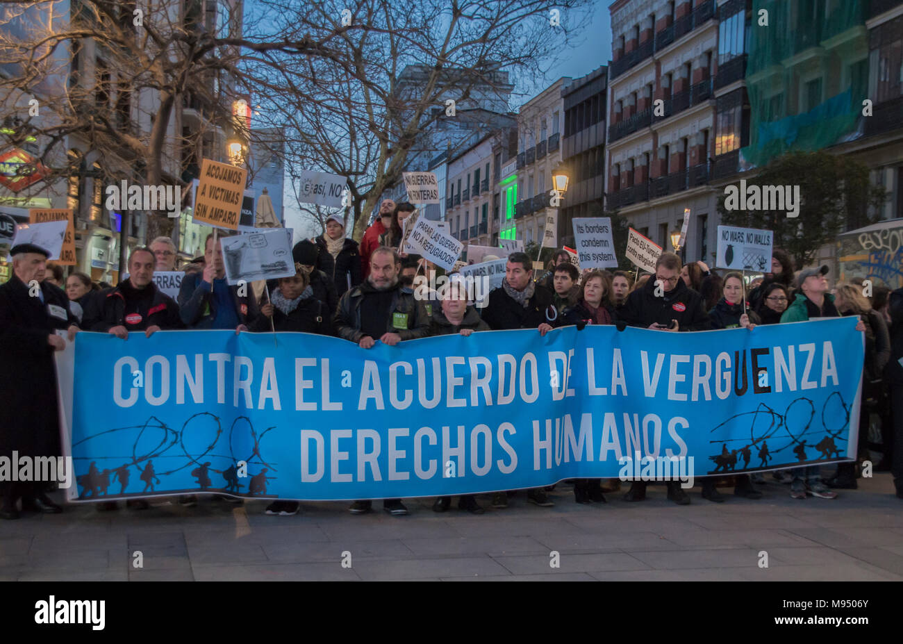 Madrid, Spanien. 22. März, 2018. Madrid Bürger im Zentrum der Stadt versammelt, um gegen das Abkommen EU-Türkei zu protestieren und als Symbol des Protests Sie eine Wand auf der Straße bauen. Credit: Lora Grigorova/Alamy leben Nachrichten Stockfoto