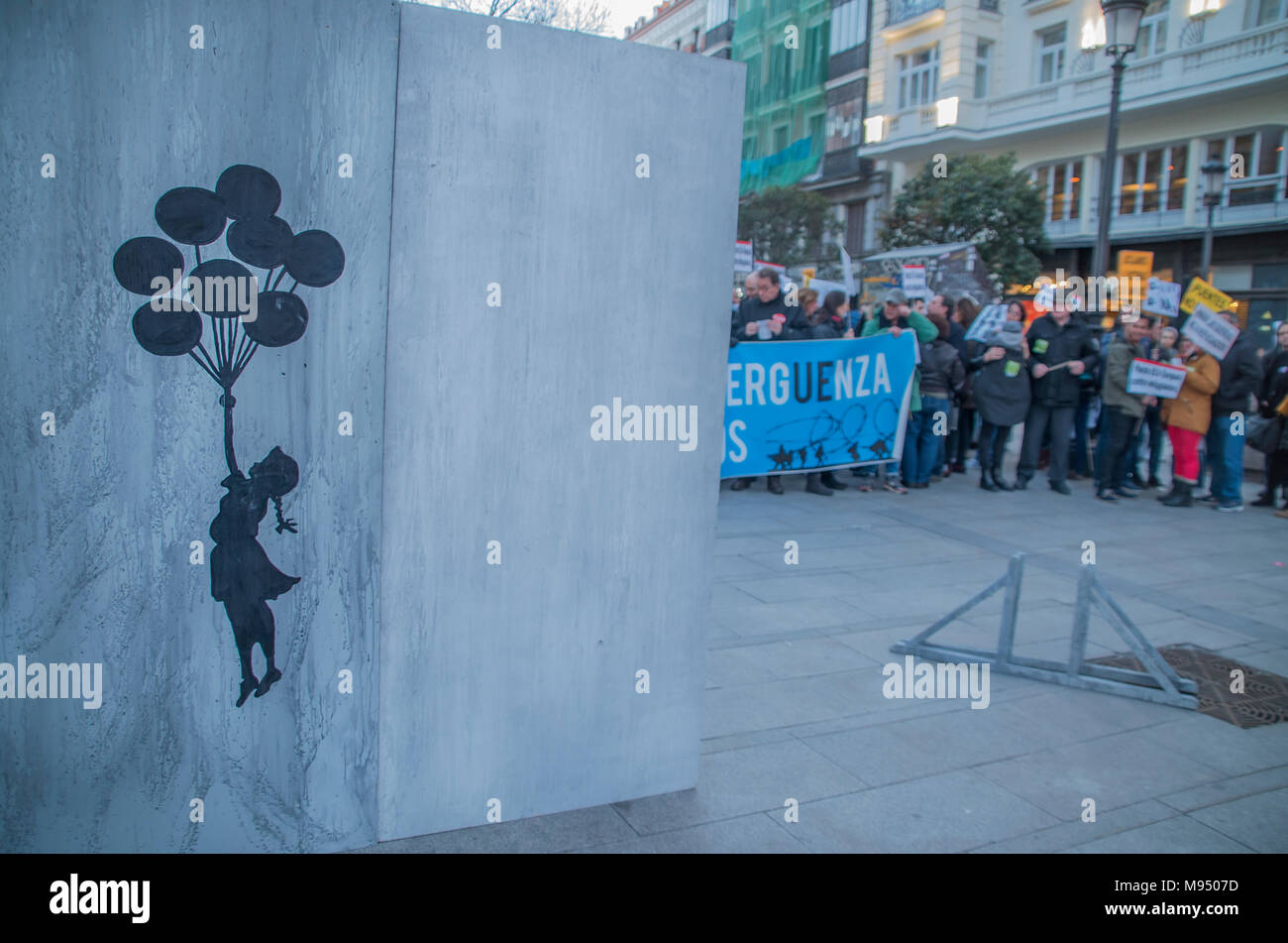 Madrid, Spanien. 22. März, 2018. Madrid Bürger im Zentrum der Stadt versammelt, um gegen das Abkommen EU-Türkei zu protestieren und als Symbol des Protests Sie eine Wand auf der Straße bauen. Credit: Lora Grigorova/Alamy leben Nachrichten Stockfoto