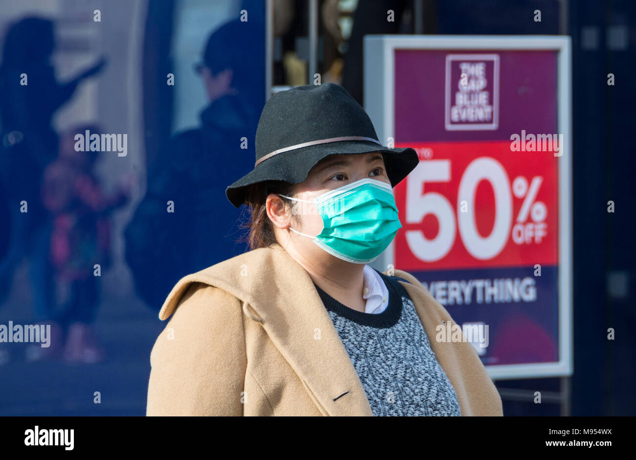 Eine Chinesin, die eine Gesichtsmaske trägt, um im Londoner West End einen Virus zu enthalten. Stockfoto