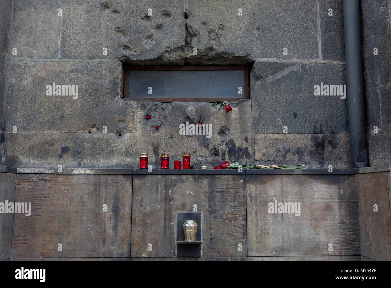 Der Krieg - beschädigte Mauerwerk bildet das Denkmal für die 1942 von den Nazis ermordet wurde in der Zeit nach der Operation Anthropoid, in der die höchsten Nazi, Reinhard Heydrich wurde während der deutschen Besetzung ermordet wurde. Die britische ausgebildete Assassinen und Widerstandskämpfer wurden schließlich hier getötet, in der Krypta der barocken Kirche der hll. Cyrill und Methodius auf Resslova Strasse, am 19. März 2018, in Prag, Tschechische Republik. Stockfoto