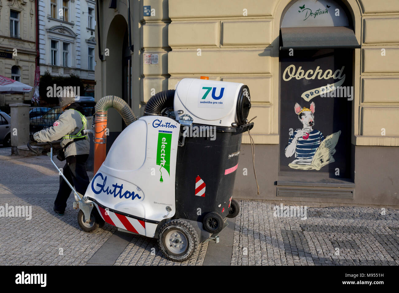 Eine Stadt die Straßenreinigung operative zieht eine elektrische Vielfraß  Abfall Staubsauger Vergangenheit ein Hund shop auf Milady Horákové Straße,  Stadtteil Holesovice, Prag 7, am 20. März 2018, in Prag, Tschechische  Republik Stockfotografie - Alamy