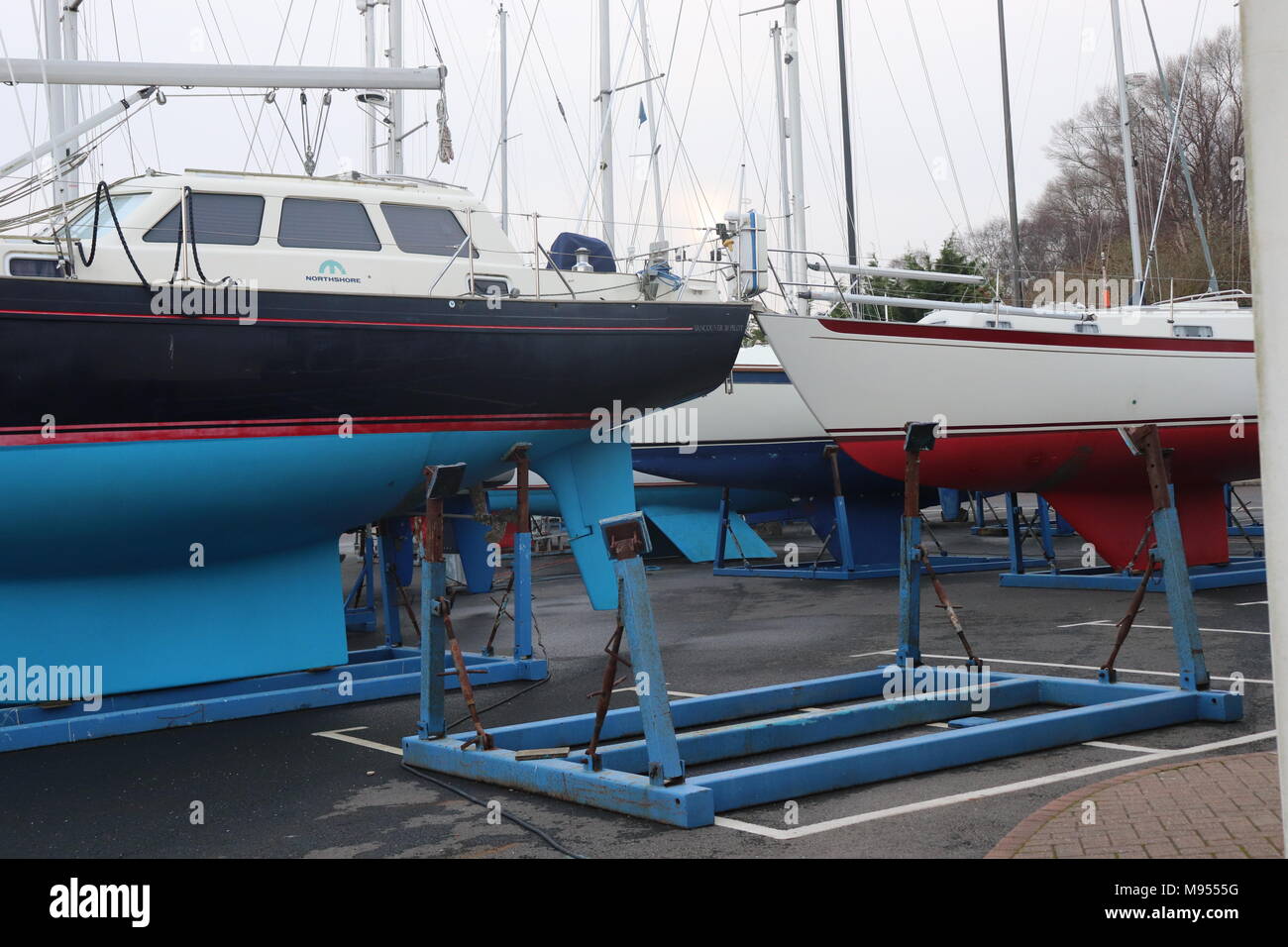 Boote, die aus dem Wasser für die Überwinterung an Shotley Marina in Suffolk UK ergriffen wurden. Stockfoto