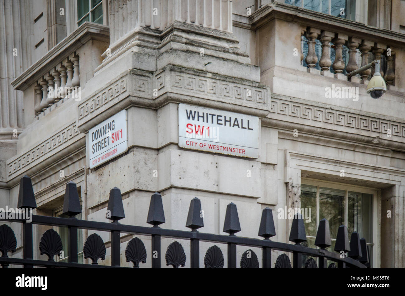 Whitehall und Downing Street Zeichen an der Ecke von der Abteilung für Verlassen des EU-Gebäude. Stockfoto