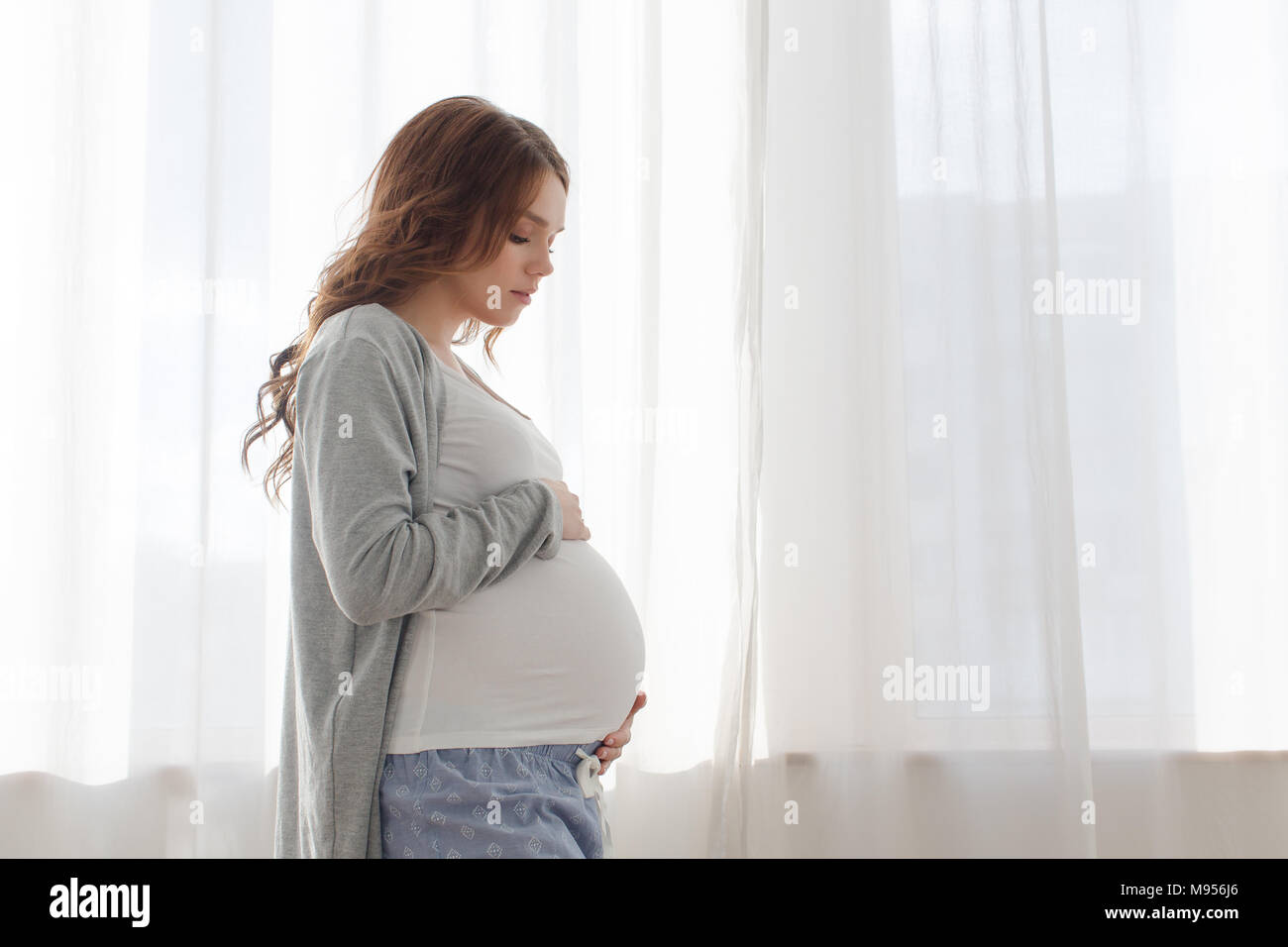 Schwangeren Bauch zu berühren Stockfoto