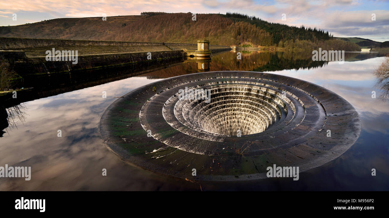 Das Waschbecken Loch. Diese Kalotte Überlauf reguliert den Wasserstand des Ladybower Reservoir. Der Peak District, England Stockfoto