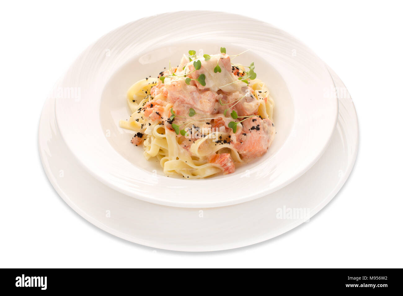 Italienische Pasta mit Meeresfrüchten auf weißem Hintergrund Stockfoto