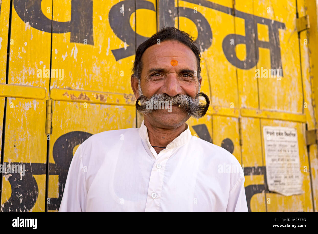 Mandawa, Indien - 24. Februar 2018: Portrait eines älteren indischen Mann mit Phantasie und freche Schnurrbart in Nawalgarh, Rajasthan. Stockfoto