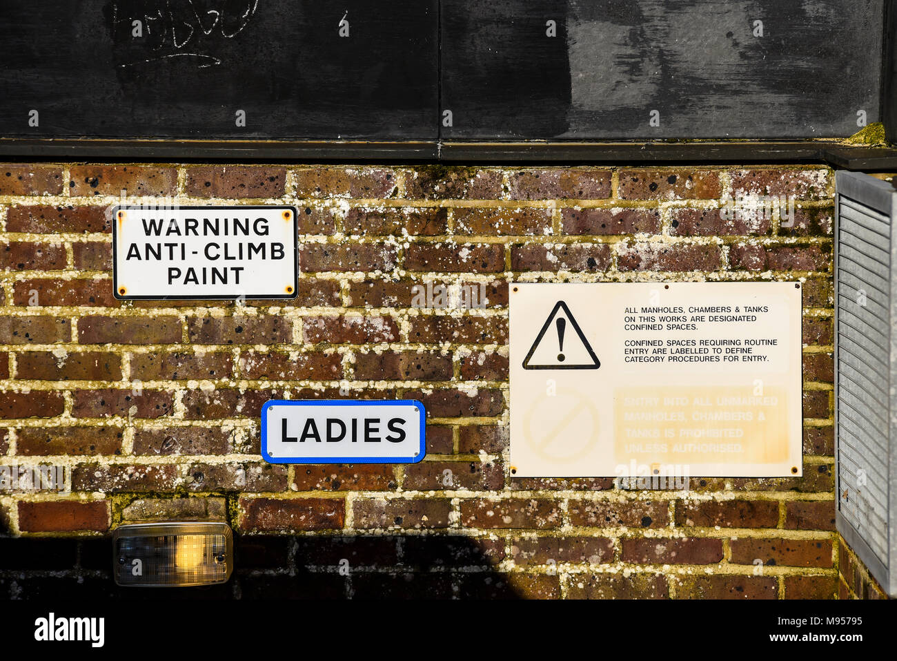 Damentoilettenschild mit Warnung Anti-Climb-Lackschild an der Wand Stockfoto