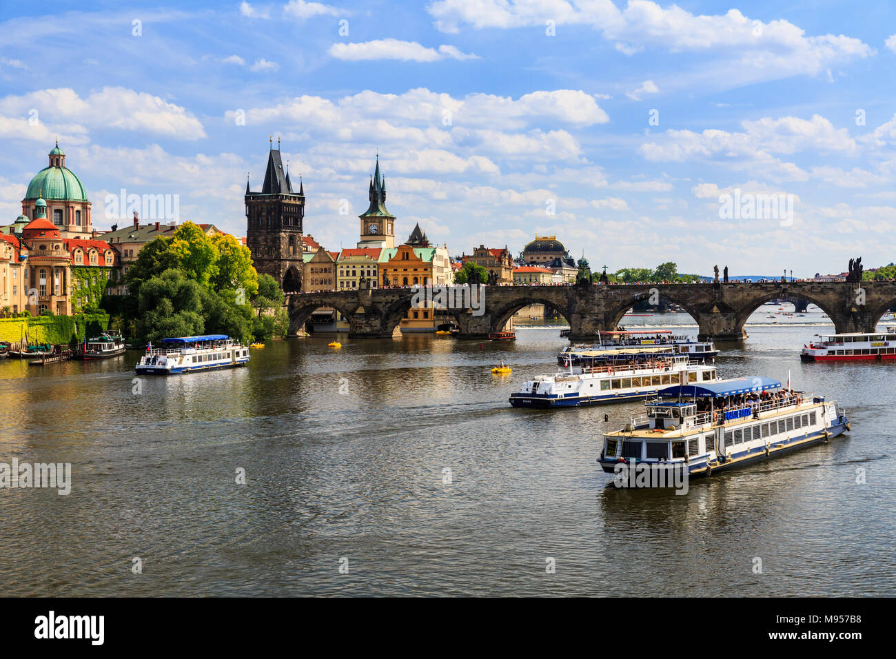 Prag, tschechische Republik - 15. JUNI 2017: Blick auf die Karlsbrücke und den Fluss Moldau am 15. Juni 2017. Seine große Touristenattraktion in Prag und o Stockfoto