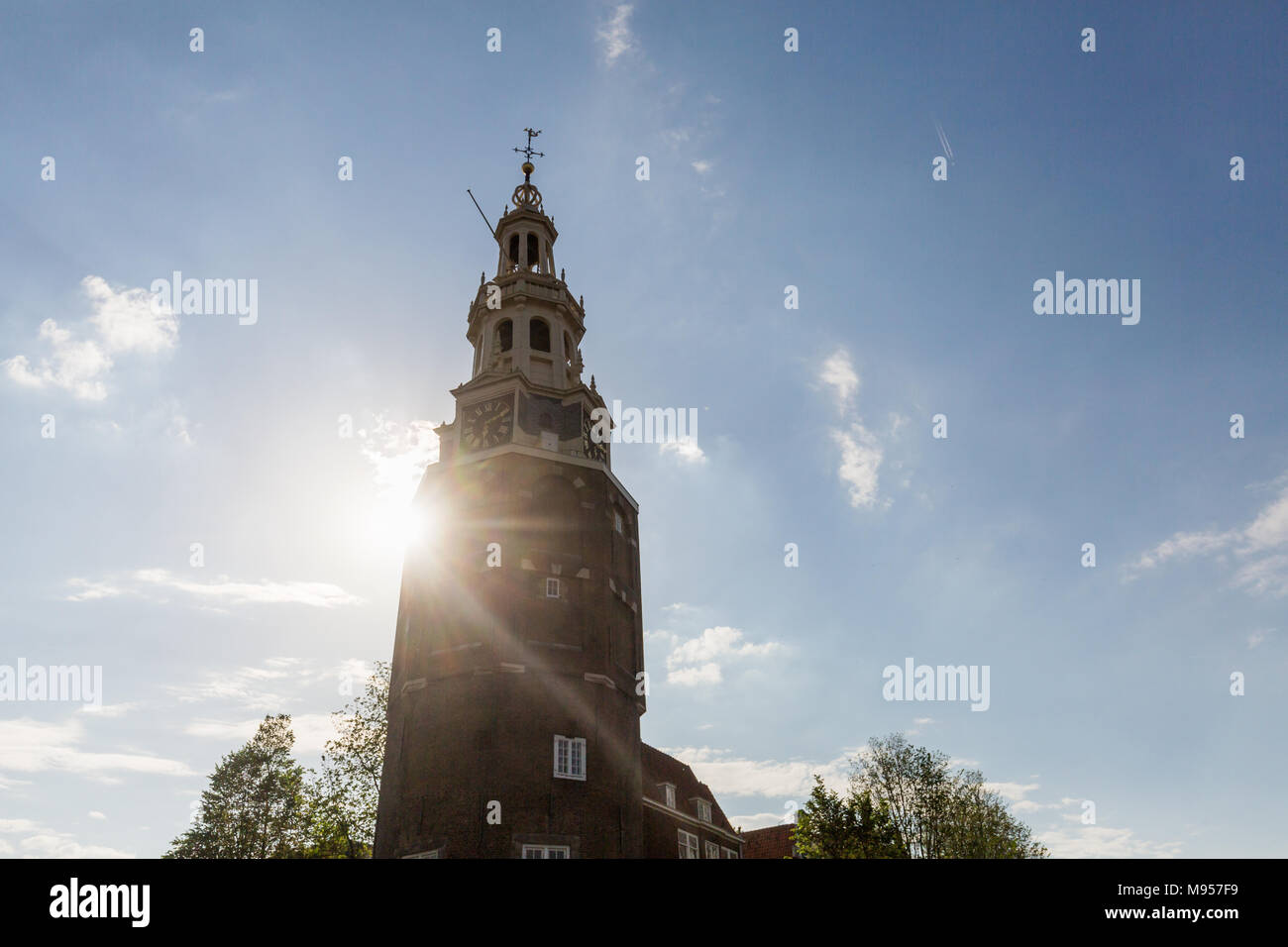 AMSTERDAM, NIEDERLANDE, 27. MAI 2017: Blick auf die Montelbaanstoren Turm an der Oudeschans Gracht in Amsterdam am 27. Mai 2017. Foto ist auf einem tou gemacht Stockfoto