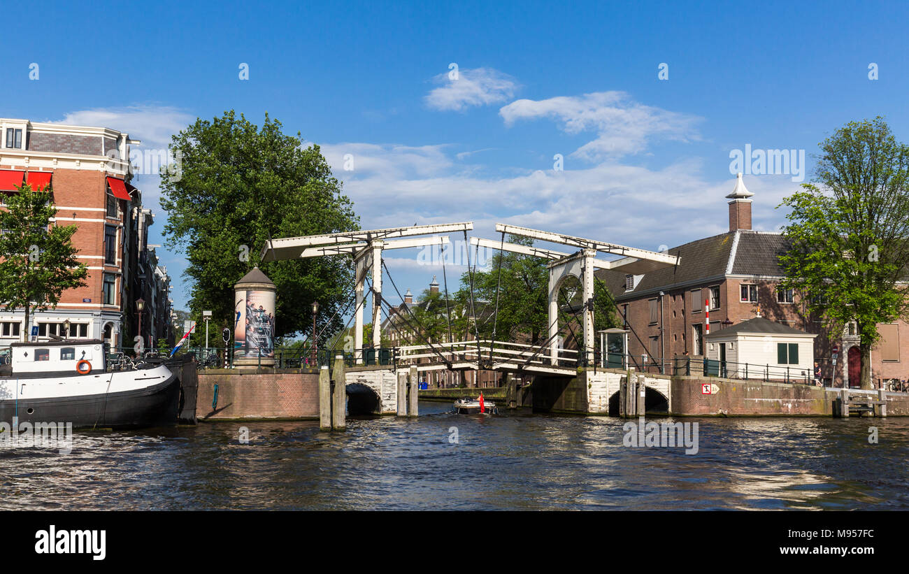 AMSTERDAM, NIEDERLANDE, 27. MAI 2017: Blick auf typische Amsterdamer Suspension Bridge Peperbrug an der Oudeschans Canal am 27. Mai 2017. Foto wird auf Stockfoto
