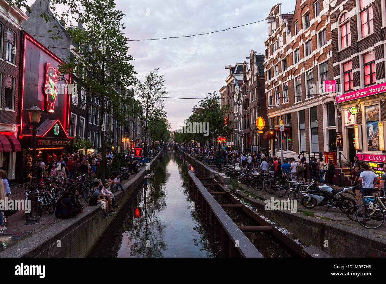 AMSTERDAM, NIEDERLANDE, 27. MAI 2017: Blick auf den Oudezijds Achterburgwal Straße oder Red Light District am Abend am 27. Mai 2017. Die in der Stadt ce Stockfoto