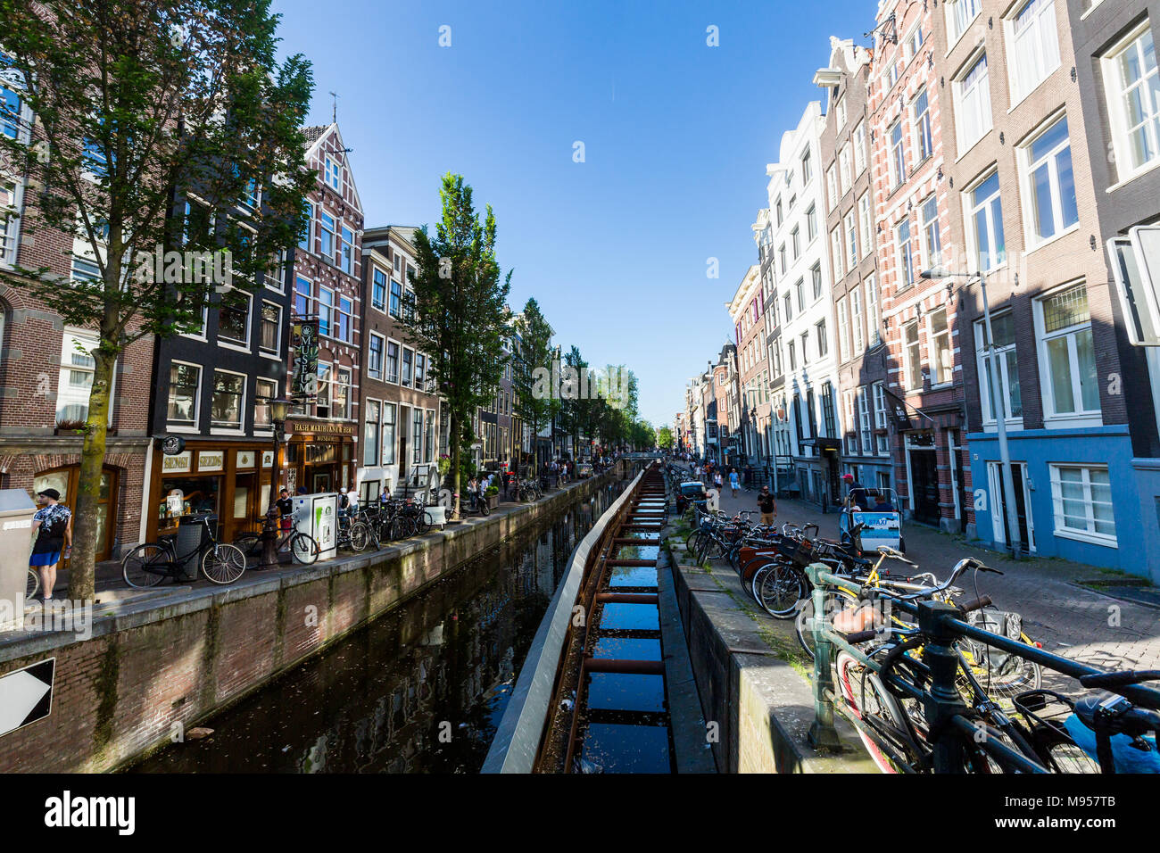 AMSTERDAM, NIEDERLANDE, 26. MAI 2017: Blick auf den Oudezijds Achterburgwal Straße in der Altstadt von Amsterdam am 26. Mai 2017. Amsterdam ist Bevölkerung Stockfoto