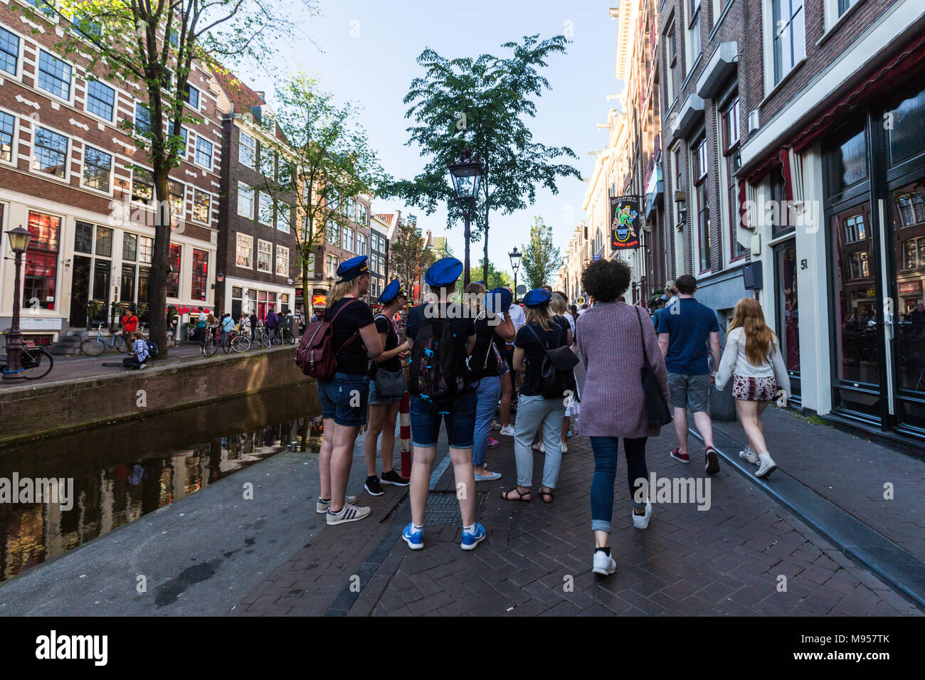 AMSTERDAM, NIEDERLANDE, 26. MAI 2017: Blick auf den Oudezijds Achterburgwal Straße oder Red Light District am Abend am 26. Mai 2017. Die in der Stadt c Stockfoto