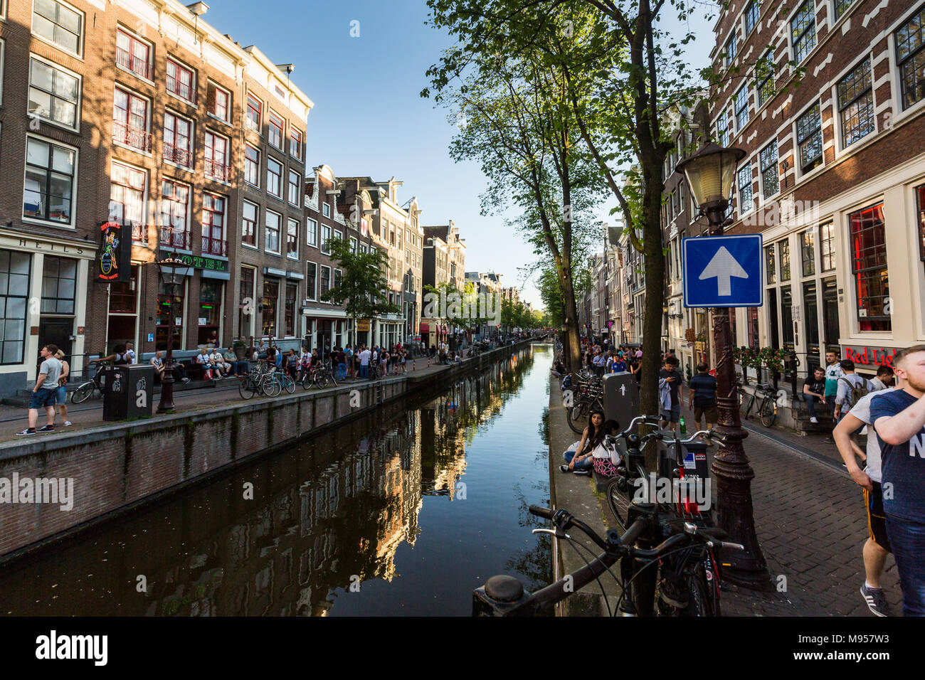 AMSTERDAM, NIEDERLANDE, 26. MAI 2017: Blick auf den Oudezijds Achterburgwal Straße oder Red Light District am Abend am 26. Mai 2017. Die in der Stadt c Stockfoto