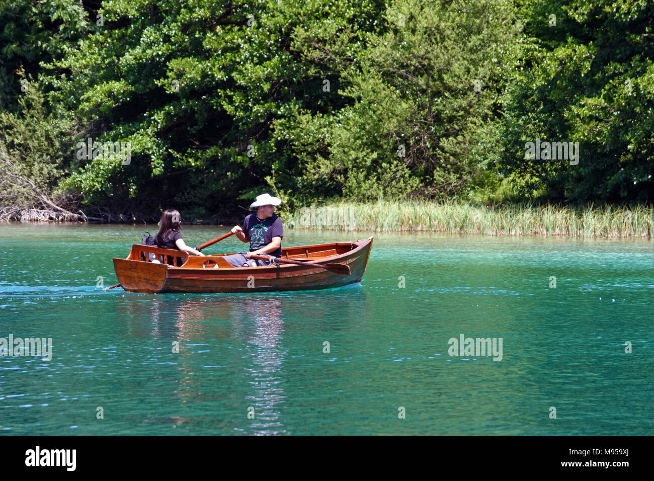 Portrait von ein Paar in einem Boot auf einem See Stockfoto