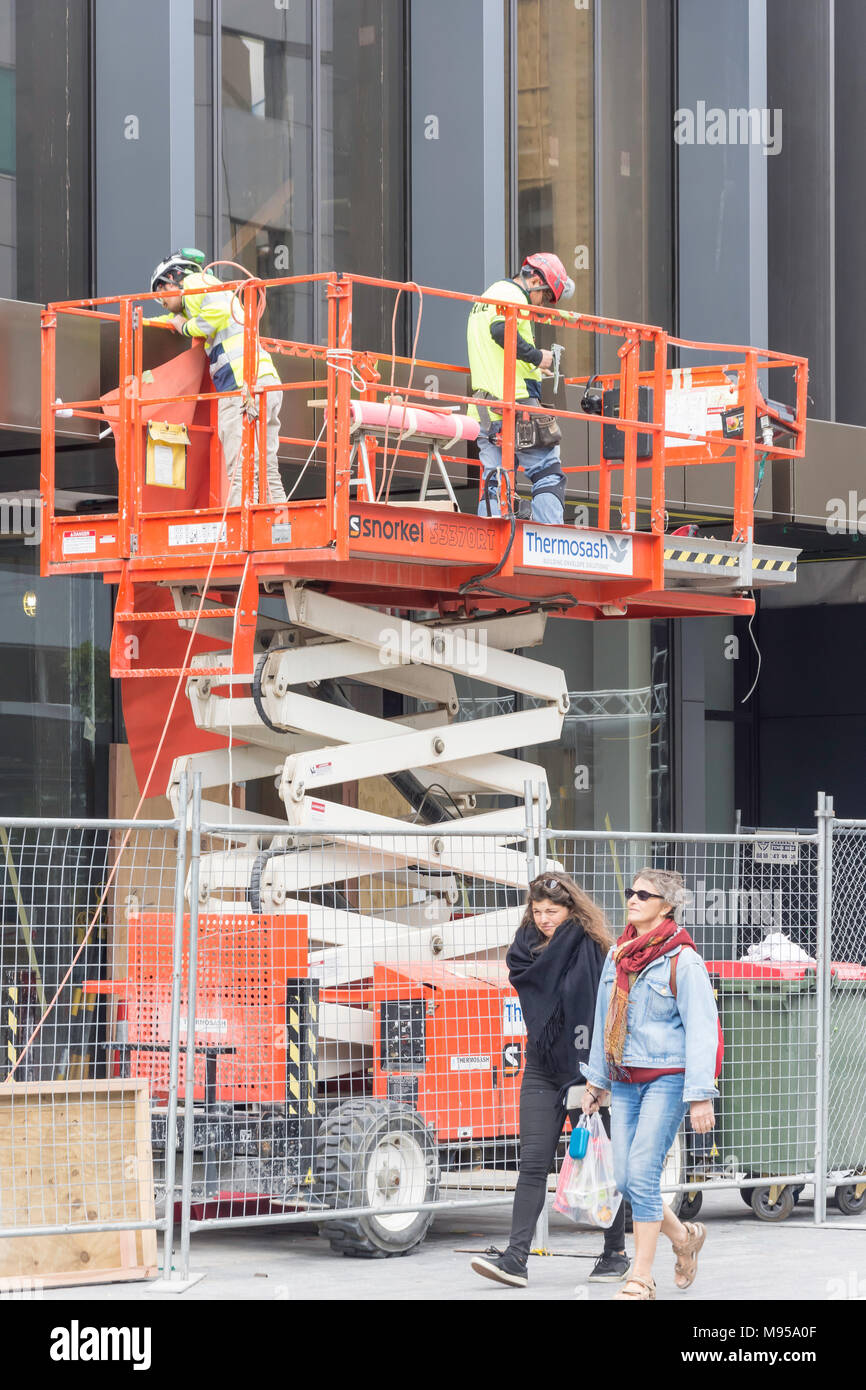 Handwerker auf hydraulischen Scherenhub auf der Baustelle arbeiten, Tuam Street, Christchurch, Christchurch, Canterbury, Neuseeland Stockfoto