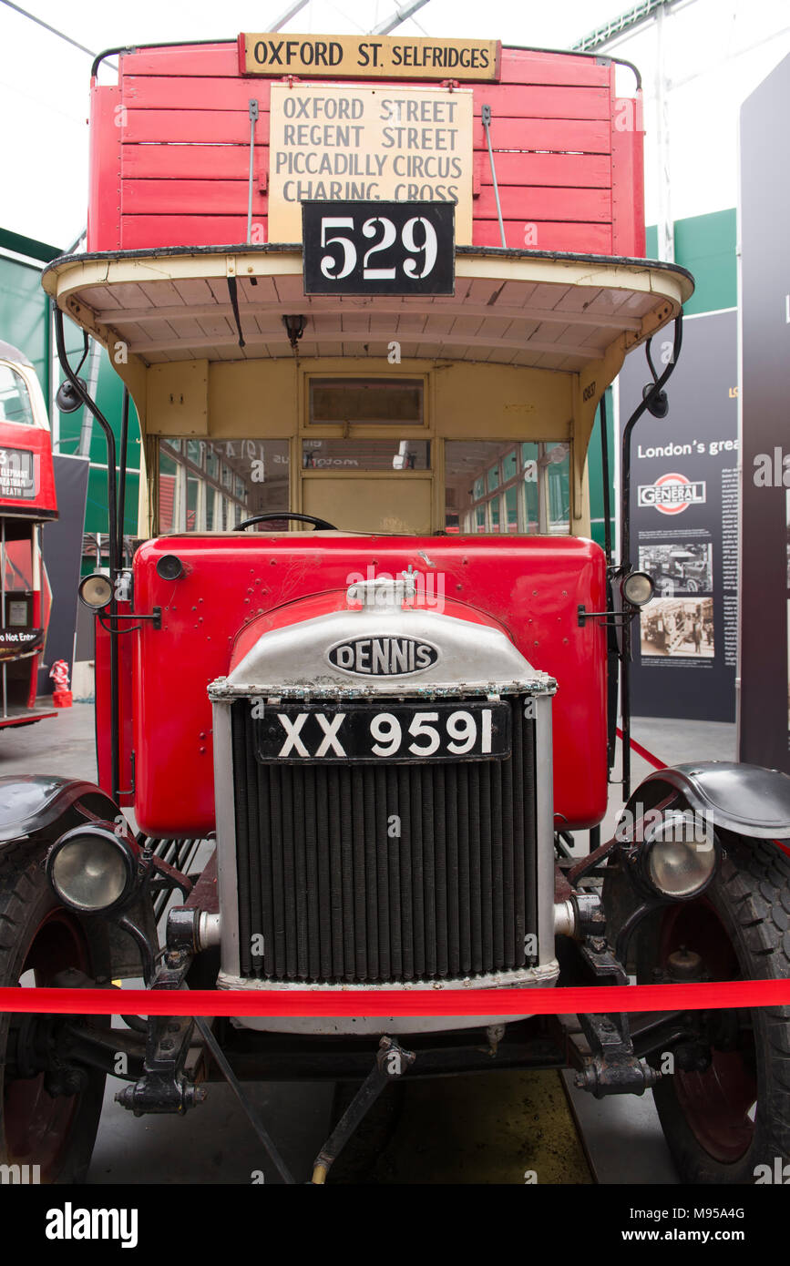 Ein 1925 Dennis 4-t-bus-D 142 in der London Bus Museum in Brooklands Museum, Weybridge, Surrey, England Stockfoto