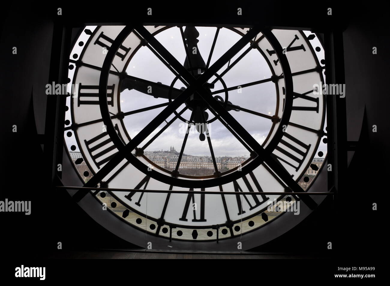 Blick durch die Uhr am Musée d'Orsay, Paris, Frankreich Stockfoto