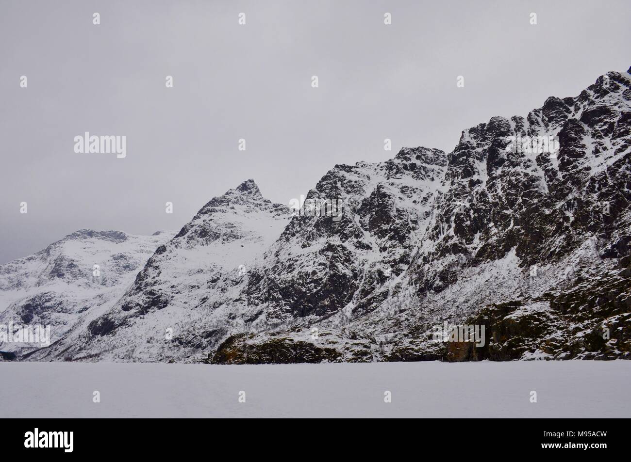 Schnee bedeckte Bergkette auf den Lofoten, Norwegen Stockfoto