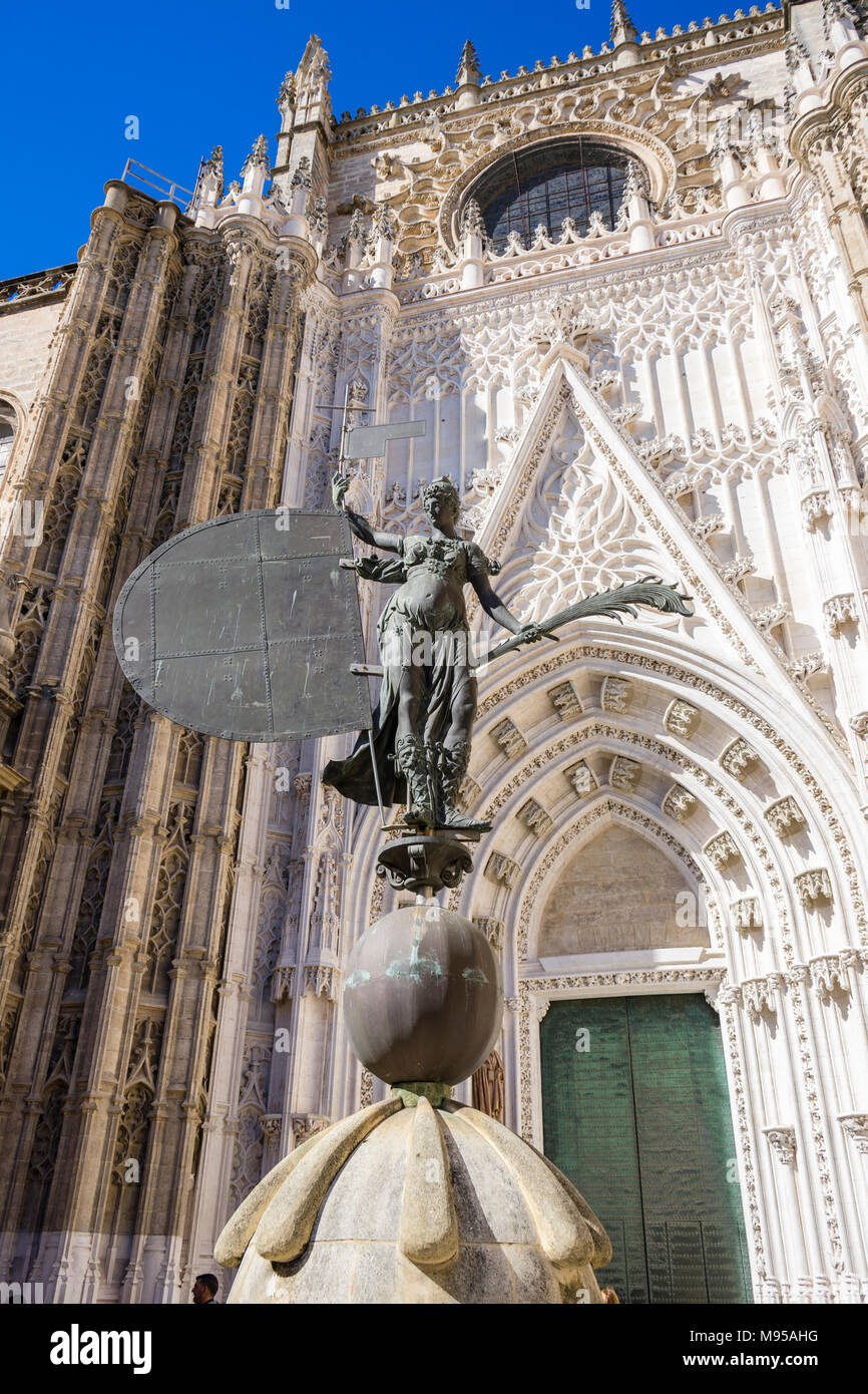 Der Triumph des Glaubens Statue an der Tür von Saint Miguel - Puerta de San Miguel - einer der Eingänge in der Kathedrale von Sevilla in Sevilla, Andalusien, Spanien Stockfoto