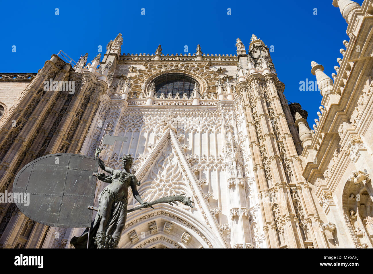Der Triumph des Glaubens Statue an der Tür von Saint Miguel - Puerta de San Miguel - einer der Eingänge in der Kathedrale von Sevilla in Sevilla, Andalusien, Spanien Stockfoto