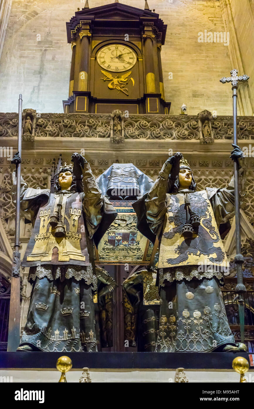 Statuen vor der Grabstätte von Kolumbus in der Kathedrale von Sevilla (Catedral de Santa María de la Sede), Sevilla, Andalusien, Spanien Stockfoto