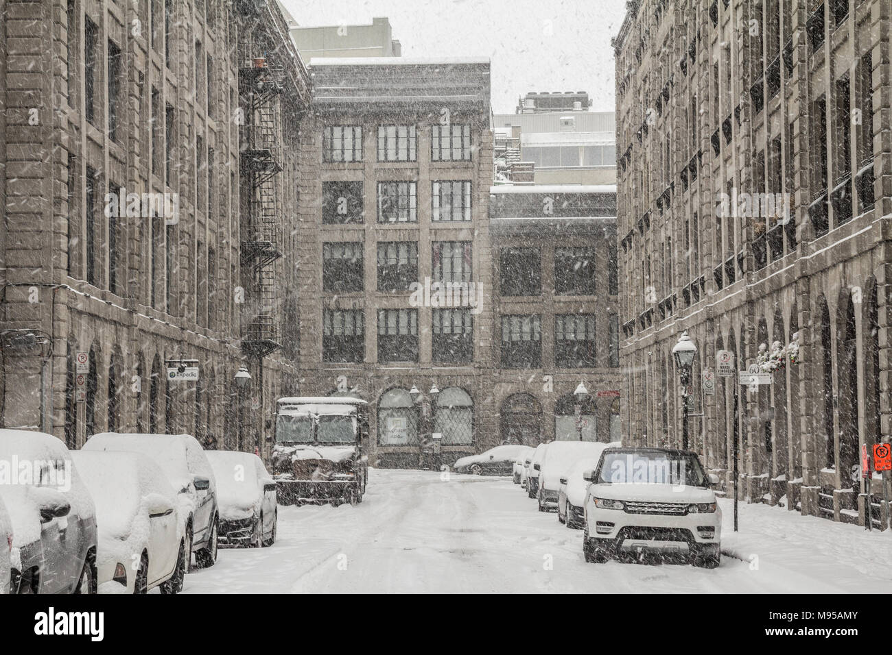 MONTREAL, KANADA - 29. Dezember 2016: Straße Gasse von old-montreal im Winter nach einem Schneesturm mit einem modernen Wolkenkratzer im Hintergrund Bild von Stockfoto