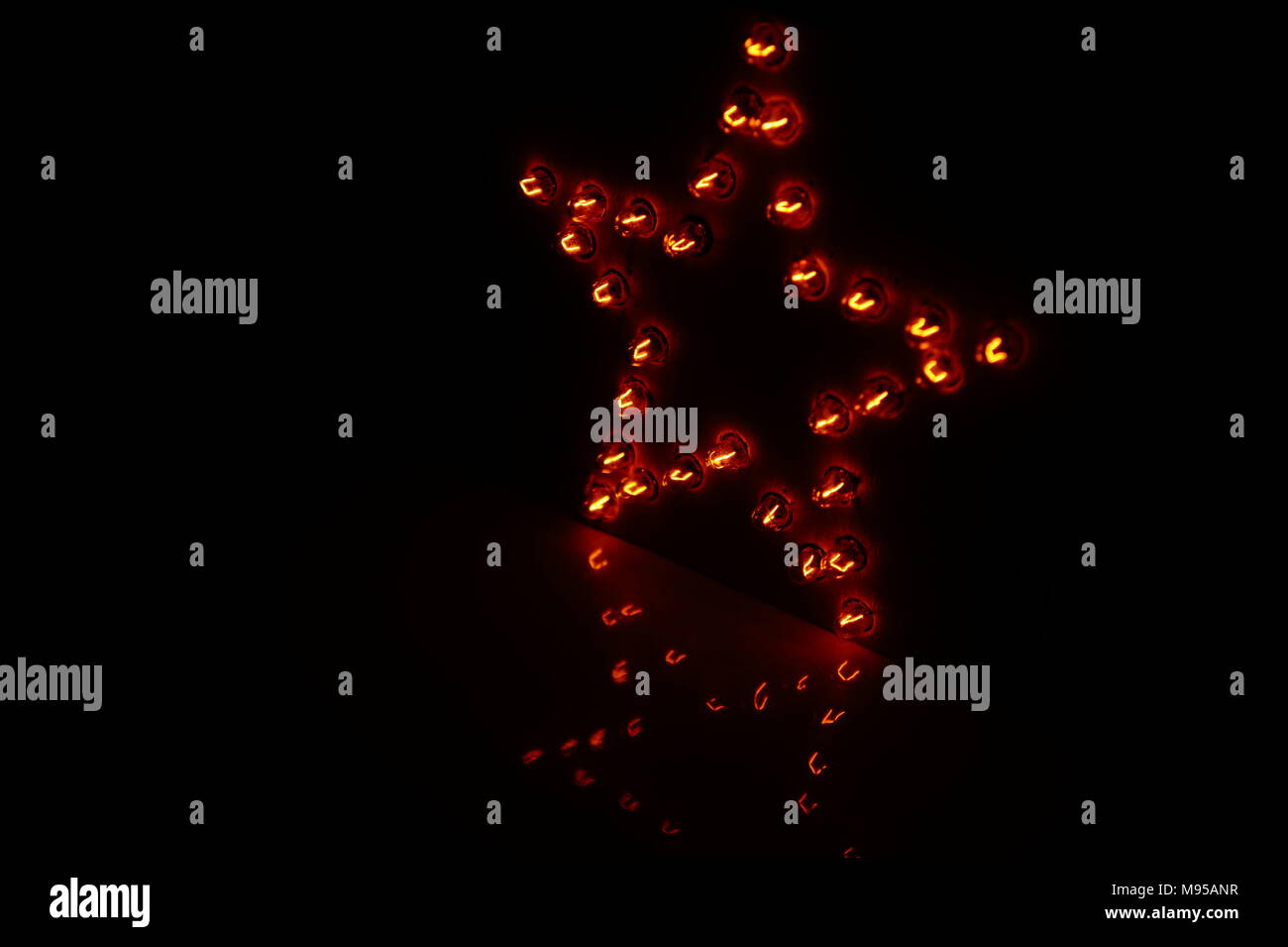Dekorative Sterne mit Lampen auf einem schwarzen Hintergrund. Stockfoto