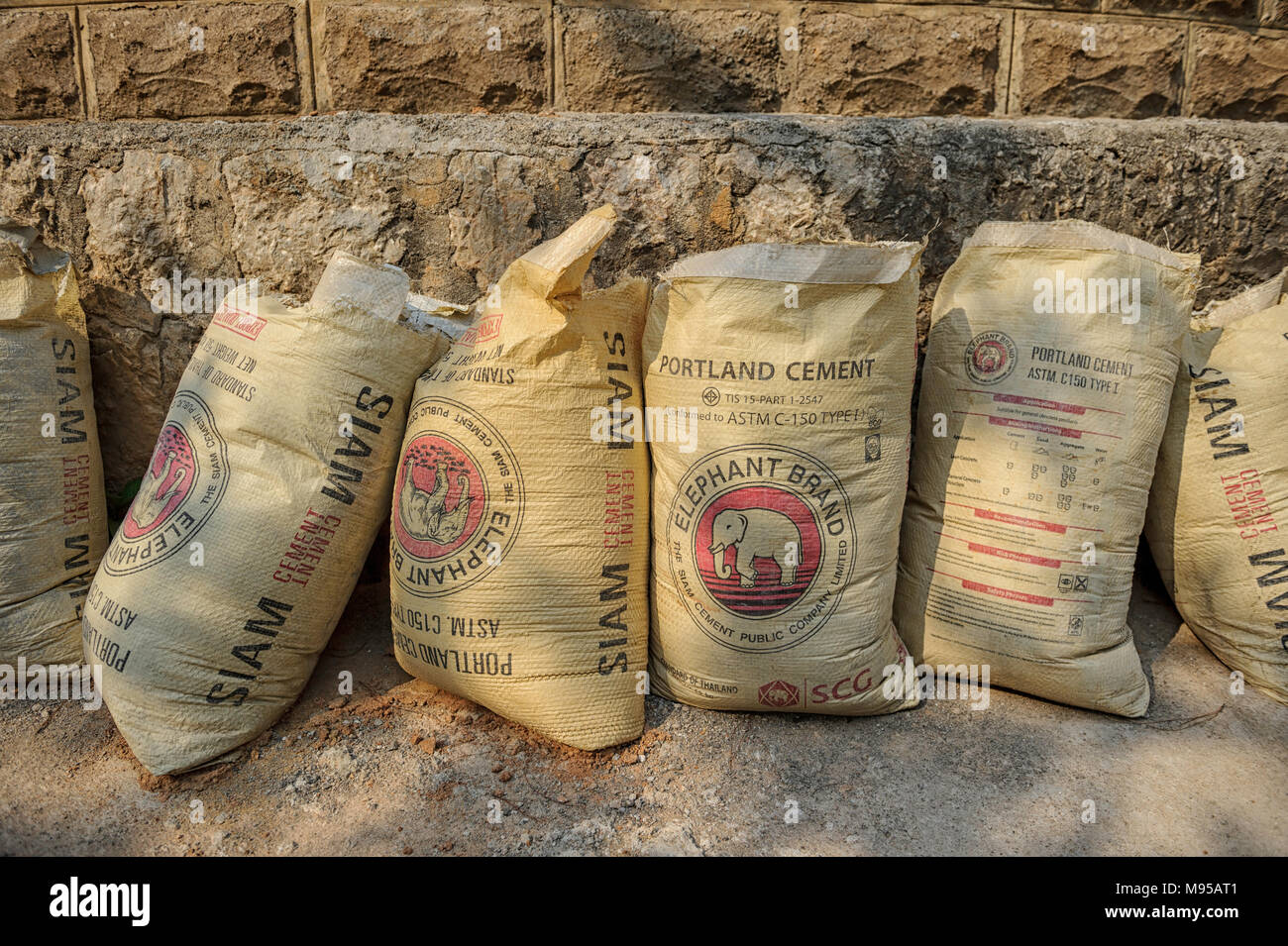 Sechs Taschen von Portlandzement verwendet wird in Kalaw, Shan, Myanmar (Birma) Stockfoto