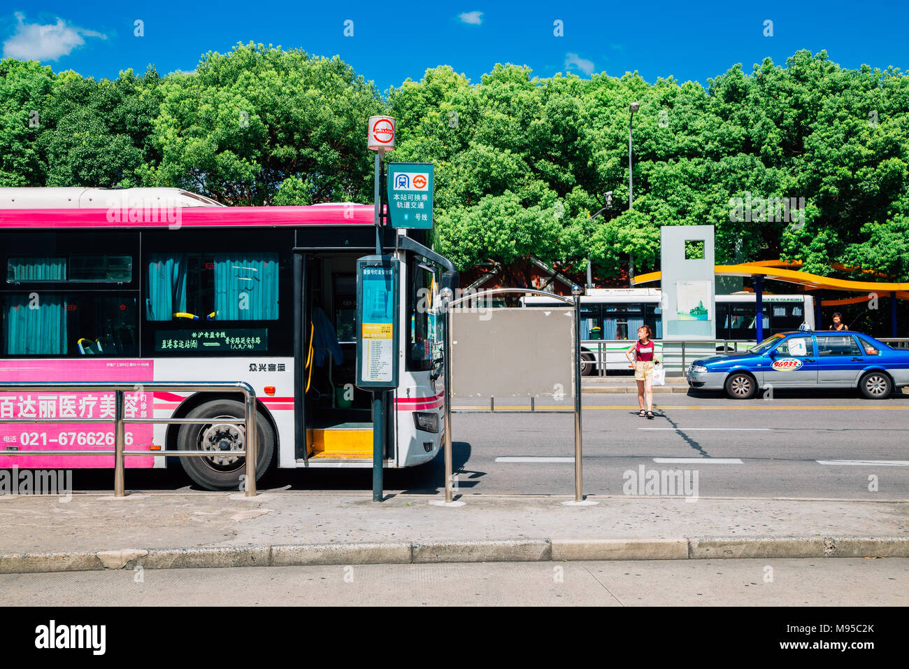 Shanghai, China - 8. August 2016: Rosa Bus und Taxi in Bushaltestelle Stockfoto