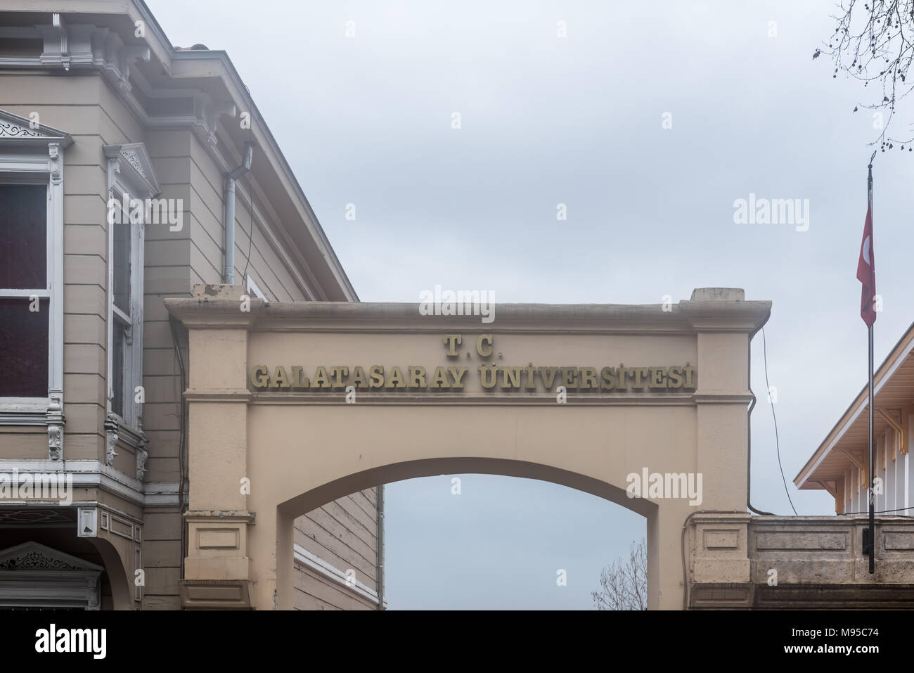 Tor der alten alten Galatasaray Universität in Besiktas, Istanbul, Türkei. 03. Januar 2018 Stockfoto