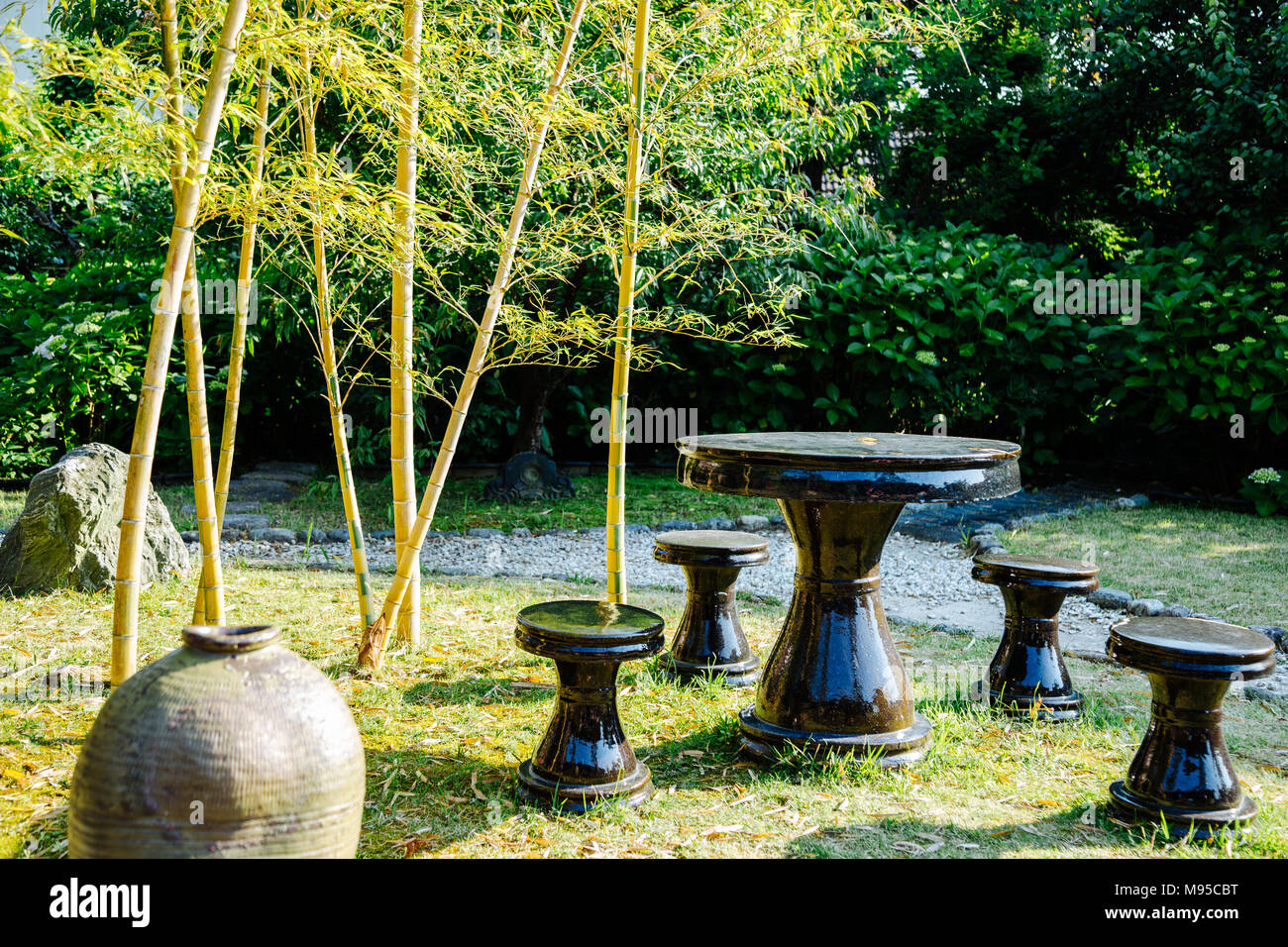 Tisch Und Stuhle Mit Bambus Wald Im Japanischen Garten Stockfotografie Alamy