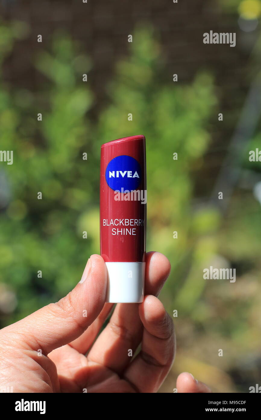 Nivea Black shine Lippenbalsam Stockfoto