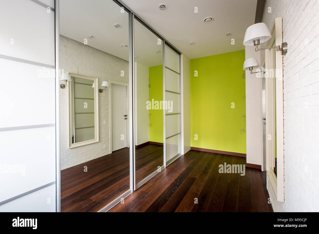 Das elegante Design des Korridors mit Spiegeln Stockfoto